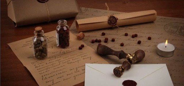 Schreibtisch mit Siegellack, Tinte und Kerze