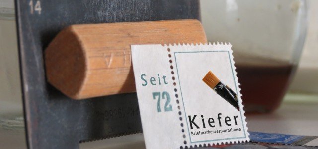 Werkstatt mit Falzbein und einer Marke mit dem Kiefer-Logo