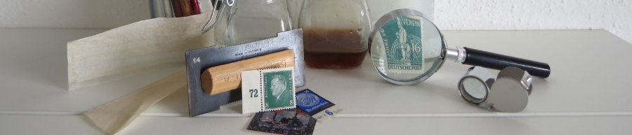 Werkzeuge der Restauration: Lupe, Pinzette, Marken und Glasflaschen
